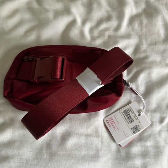 ๐ Lululemon Team Canada Everywhere Belt Bag Dark Sport Red - Picture 5 of 7